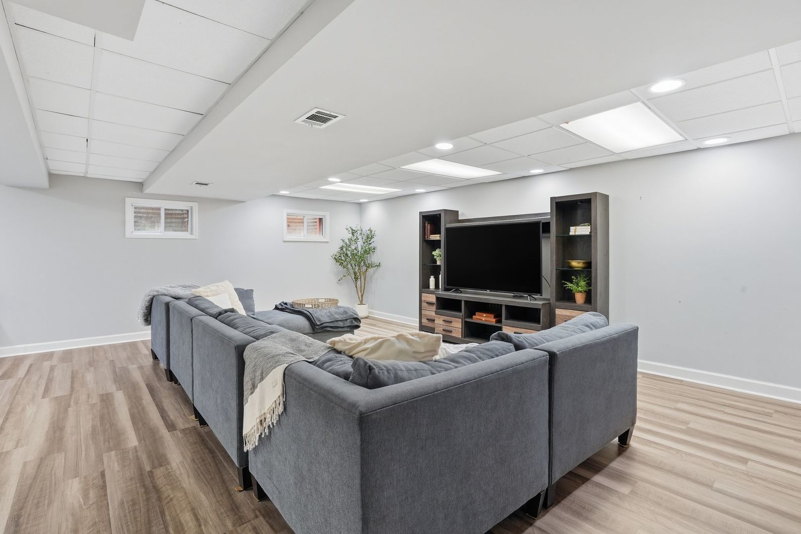 75 REGENT Drive, Oak Brook, IL 60523