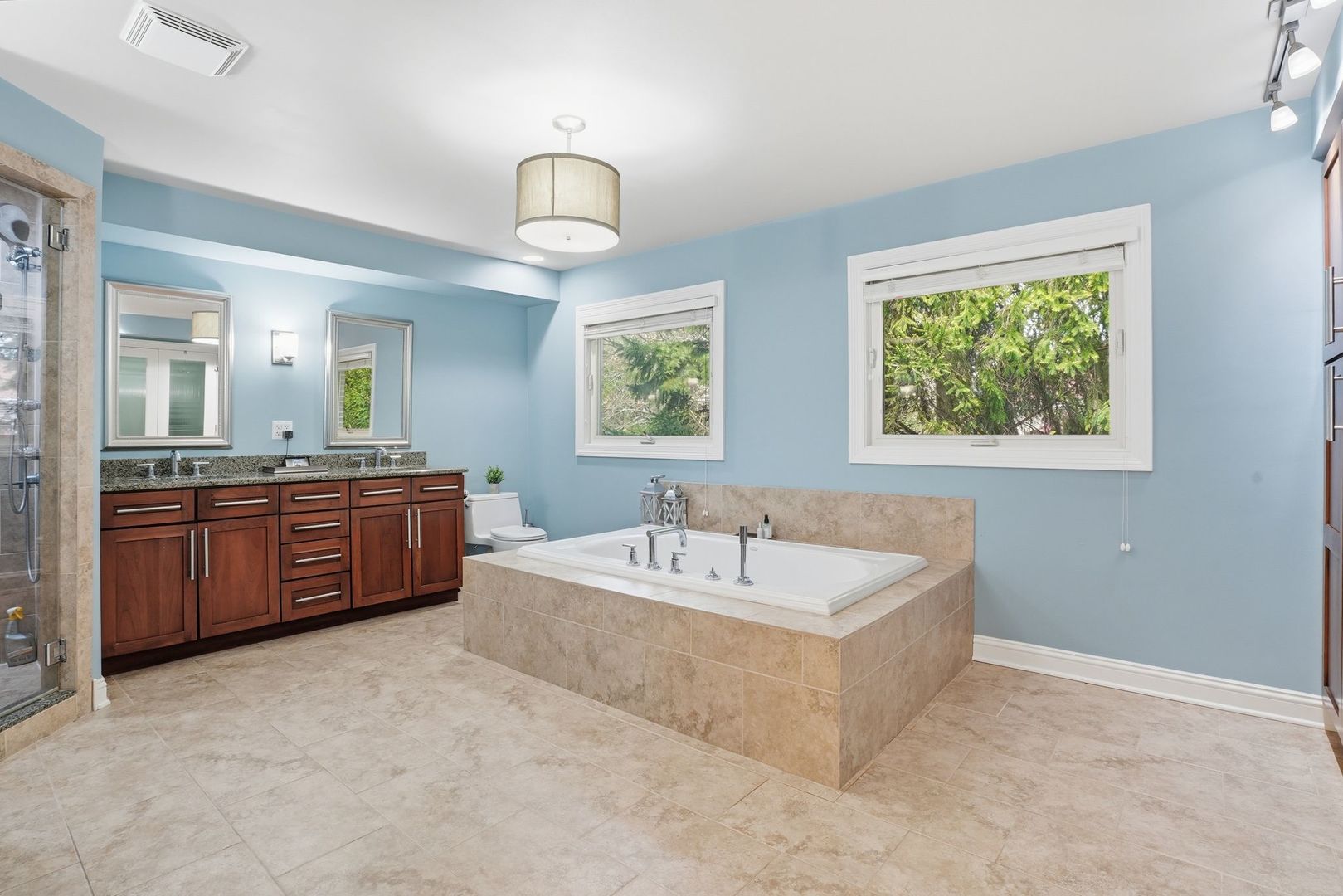 75 REGENT Drive, Oak Brook, IL 60523