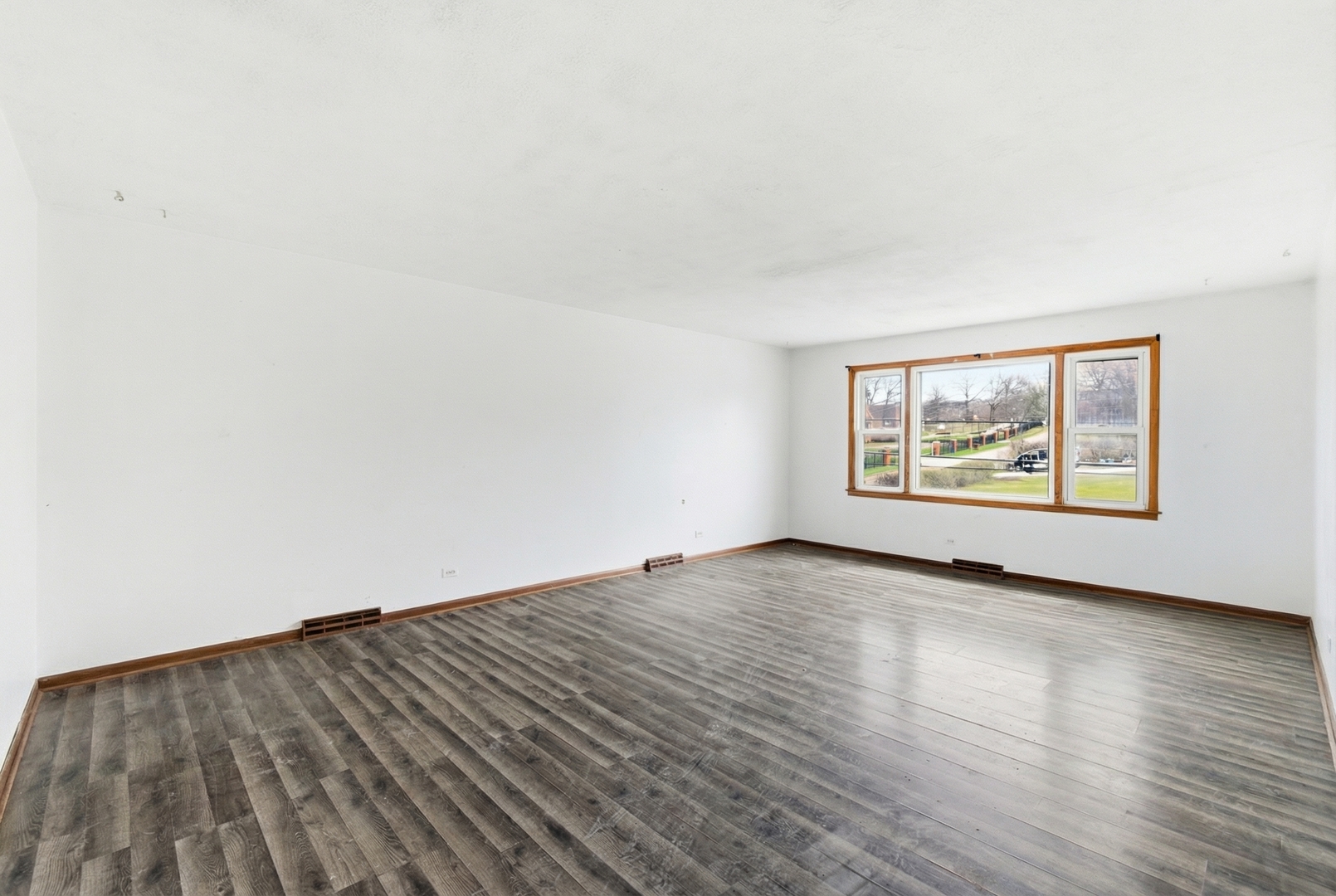 8216 S Archer Avenue, Willow Springs, IL 60480