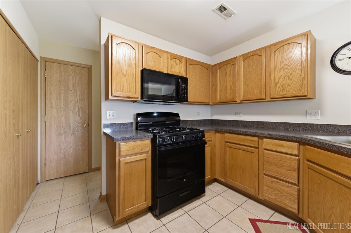 604 Roosevelt Drive, Oswego, IL 60543