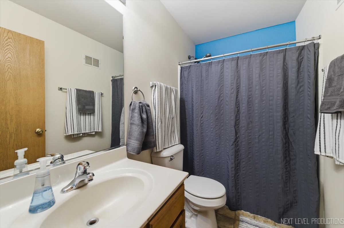 604 Roosevelt Drive, Oswego, IL 60543