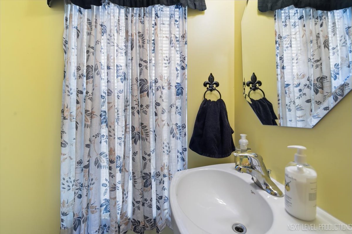 604 Roosevelt Drive, Oswego, IL 60543