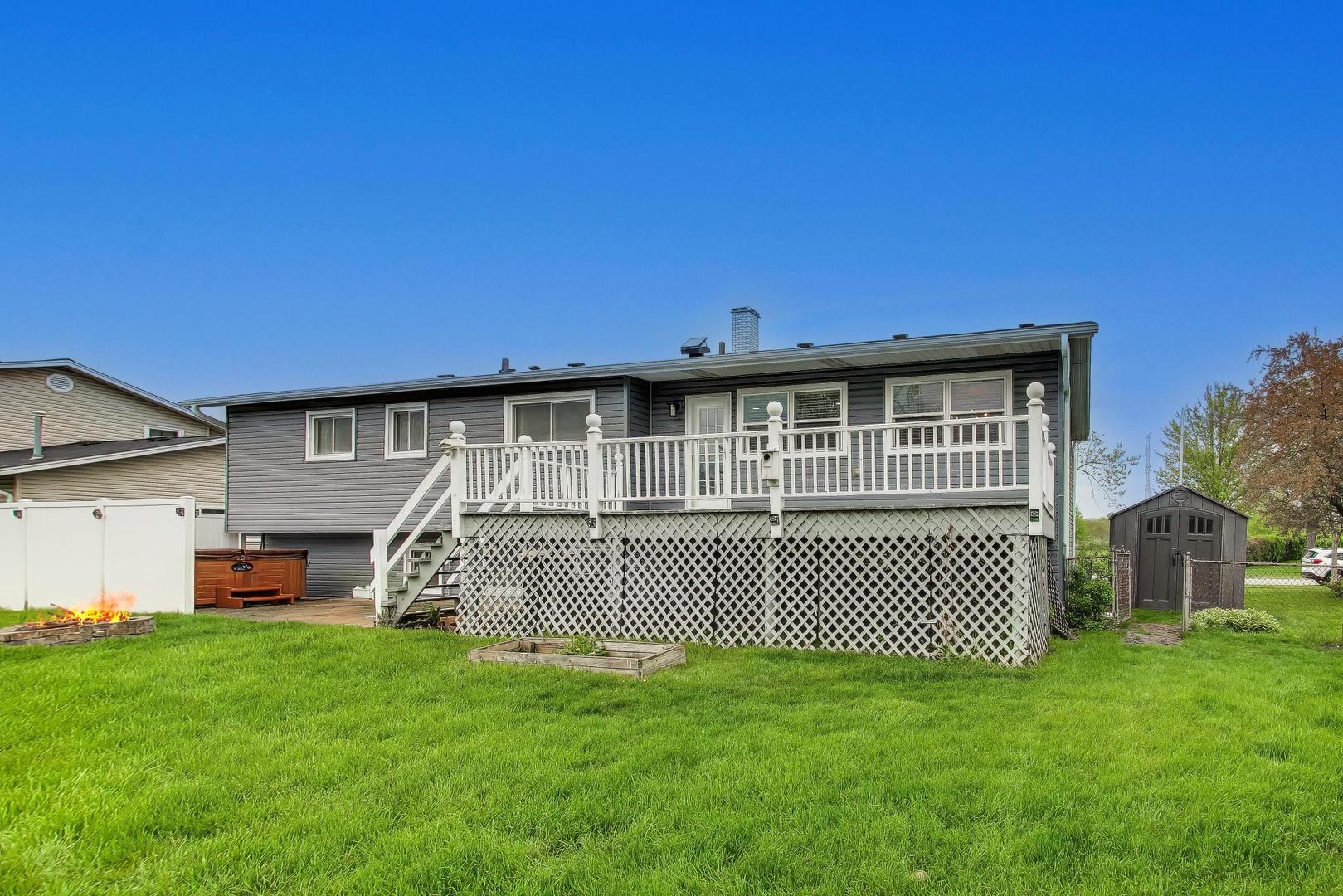 1061 E Sayles Drive, Palatine, IL 60074