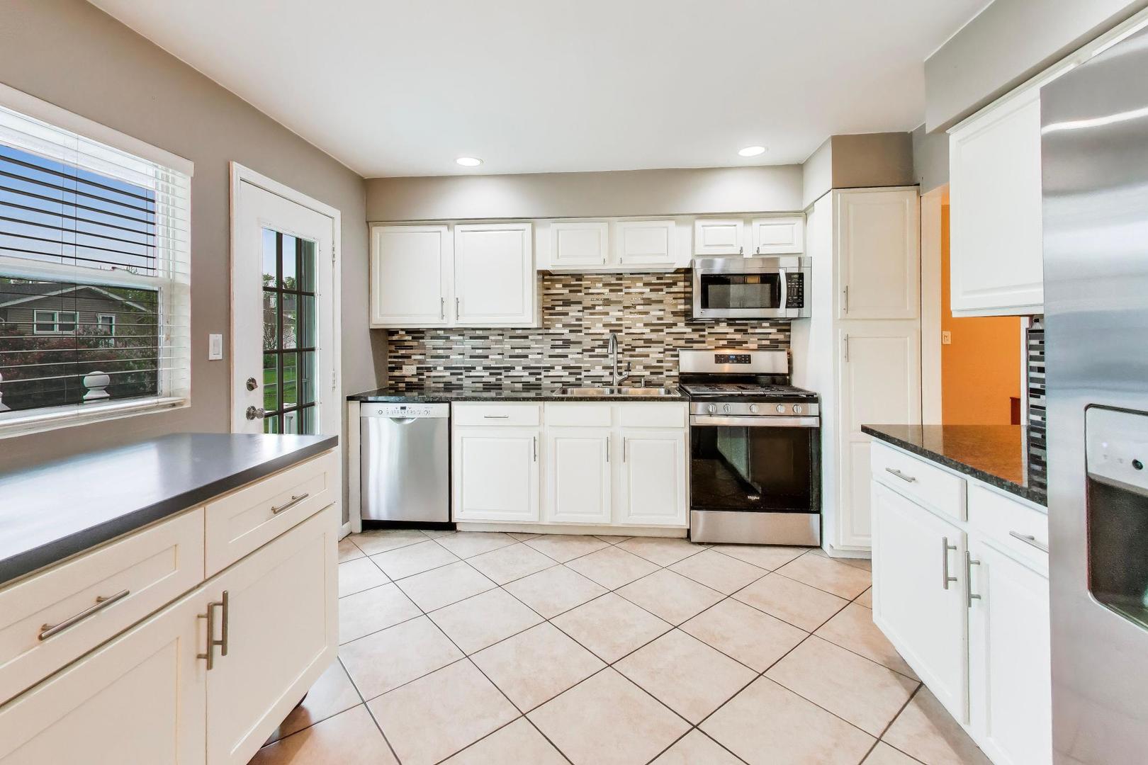 1061 E Sayles Drive, Palatine, IL 60074