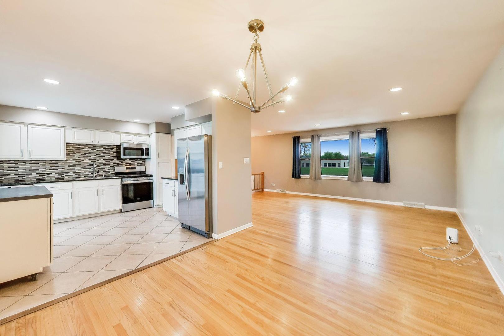 1061 E Sayles Drive, Palatine, IL 60074