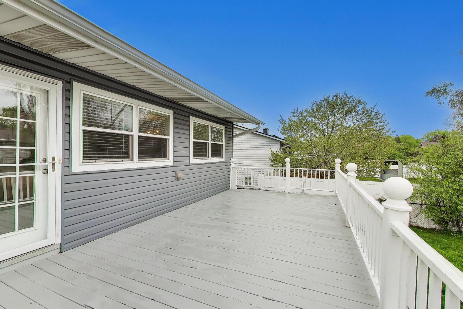 1061 E Sayles Drive, Palatine, IL 60074