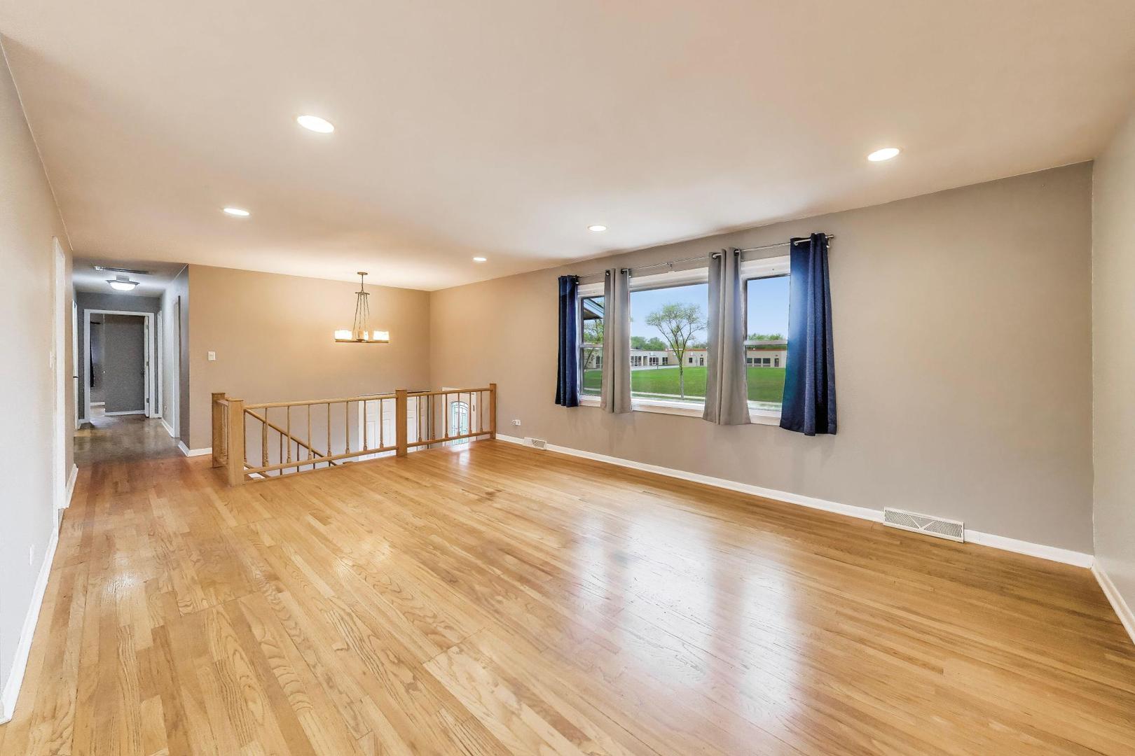 1061 E Sayles Drive, Palatine, IL 60074