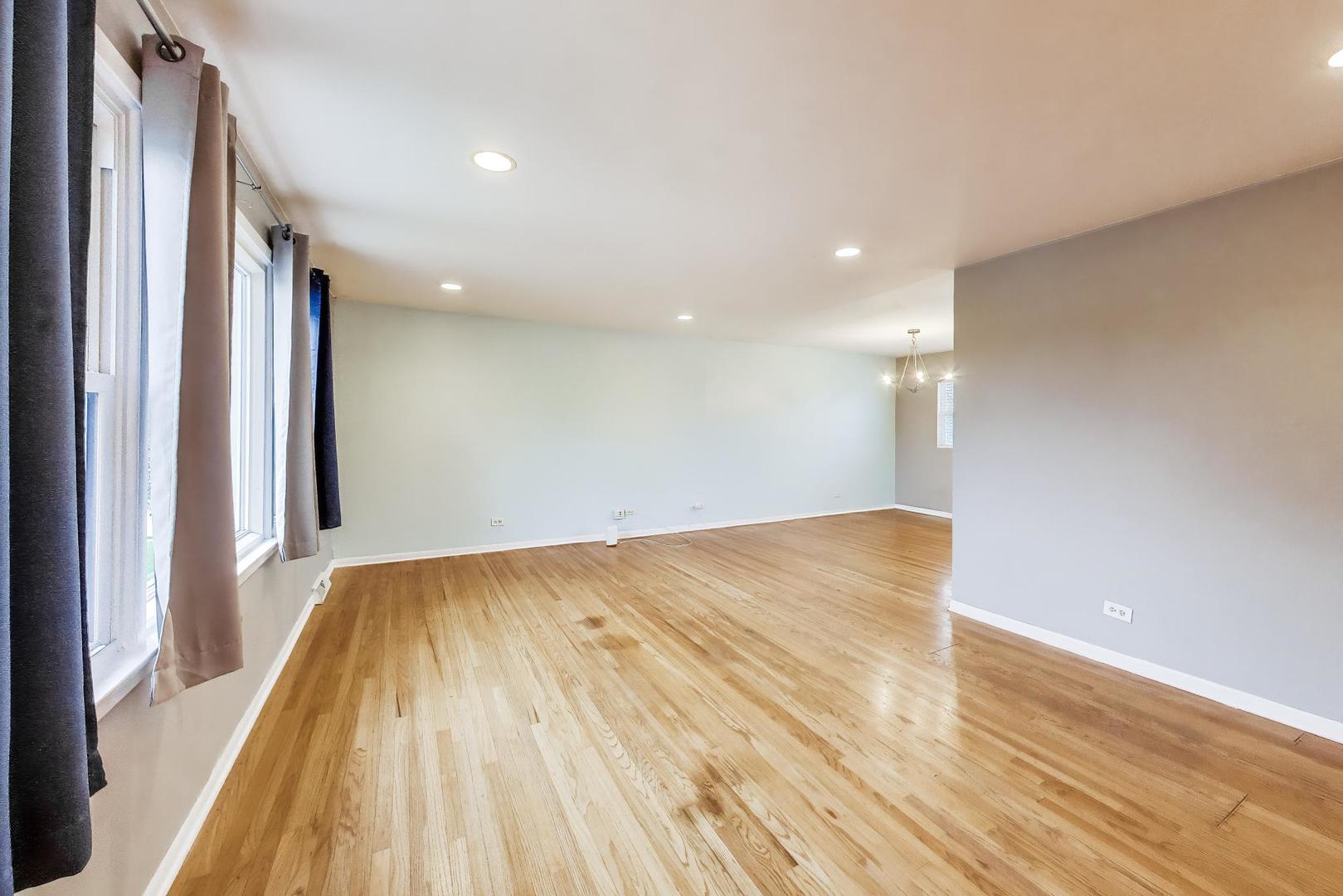 1061 E Sayles Drive, Palatine, IL 60074