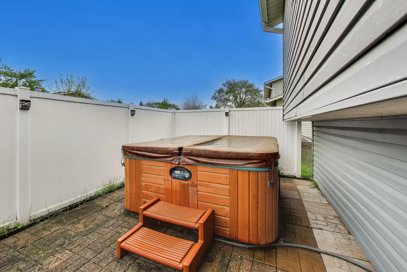 1061 E Sayles Drive, Palatine, IL 60074