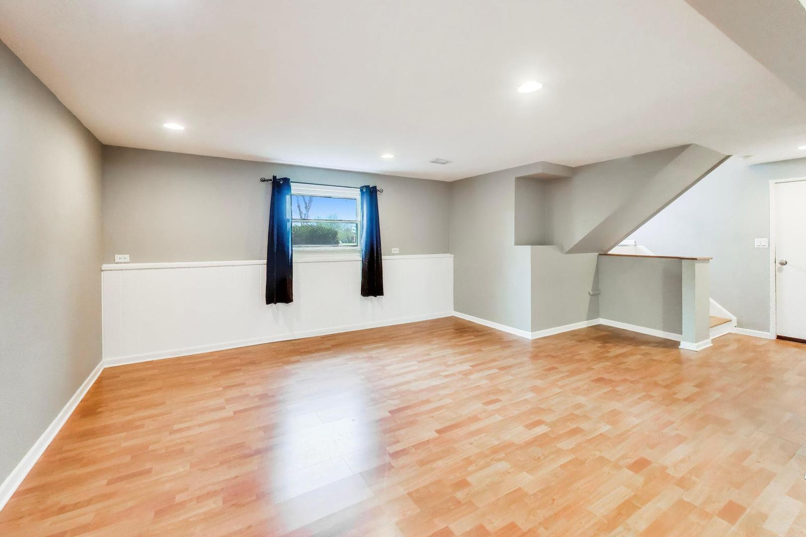 1061 E Sayles Drive, Palatine, IL 60074