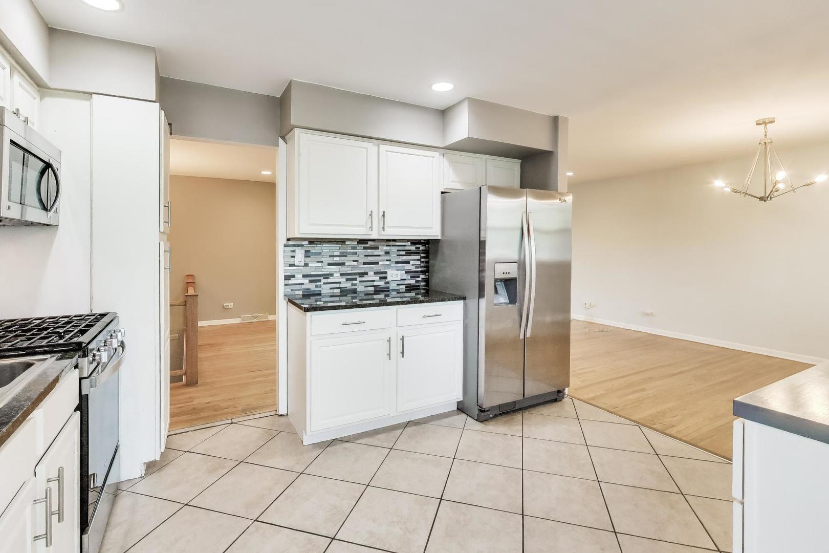 1061 E Sayles Drive, Palatine, IL 60074
