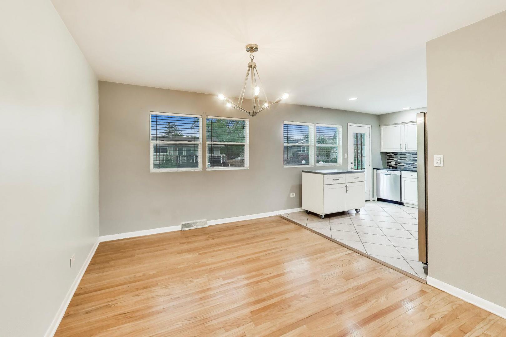 1061 E Sayles Drive, Palatine, IL 60074