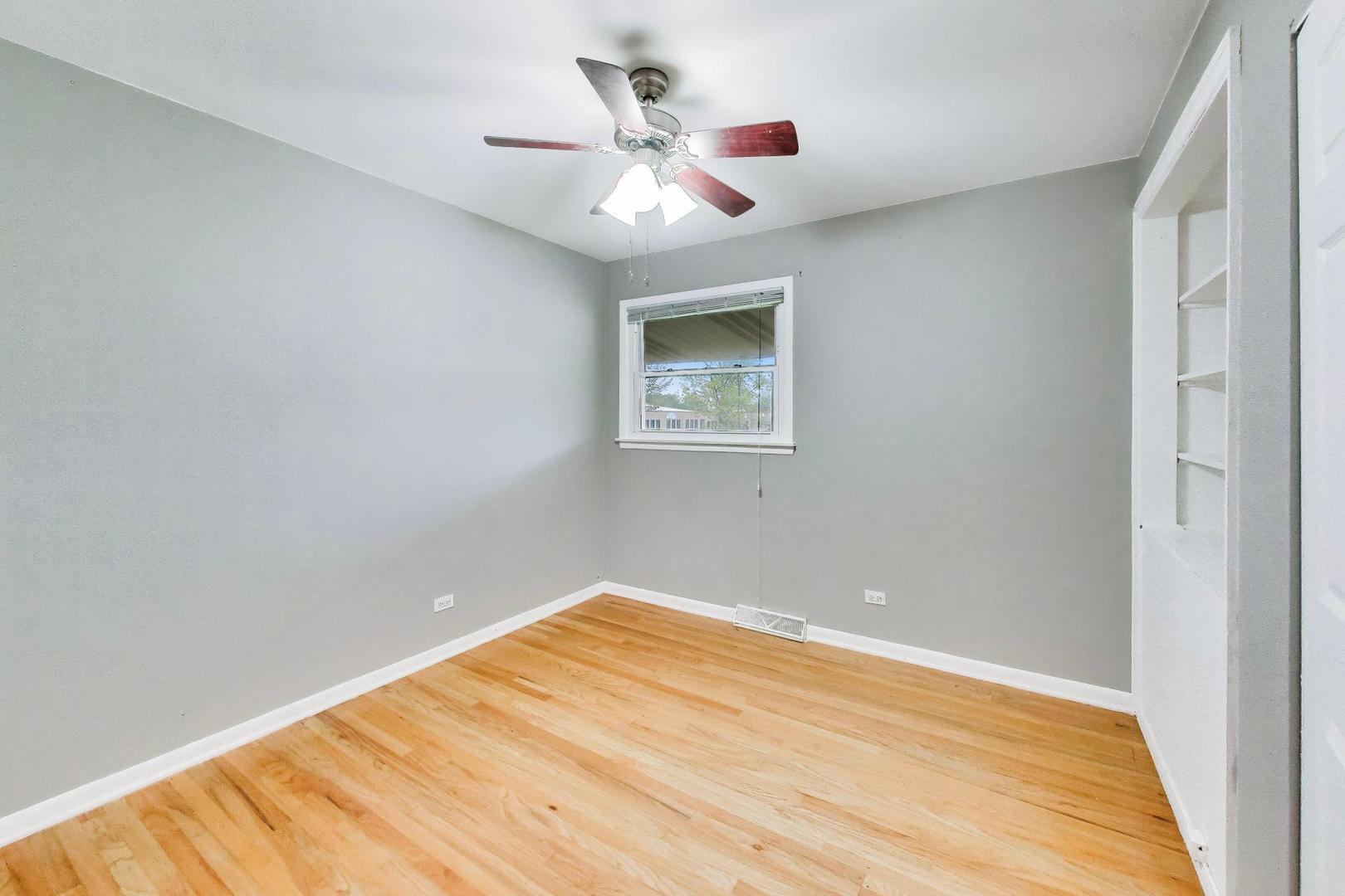 1061 E Sayles Drive, Palatine, IL 60074