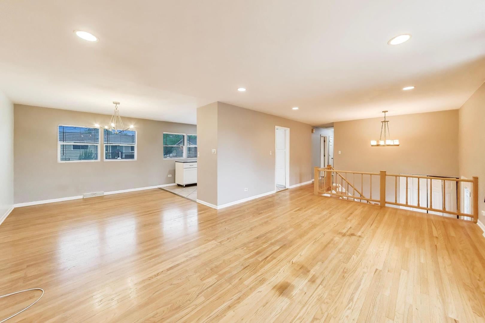 1061 E Sayles Drive, Palatine, IL 60074