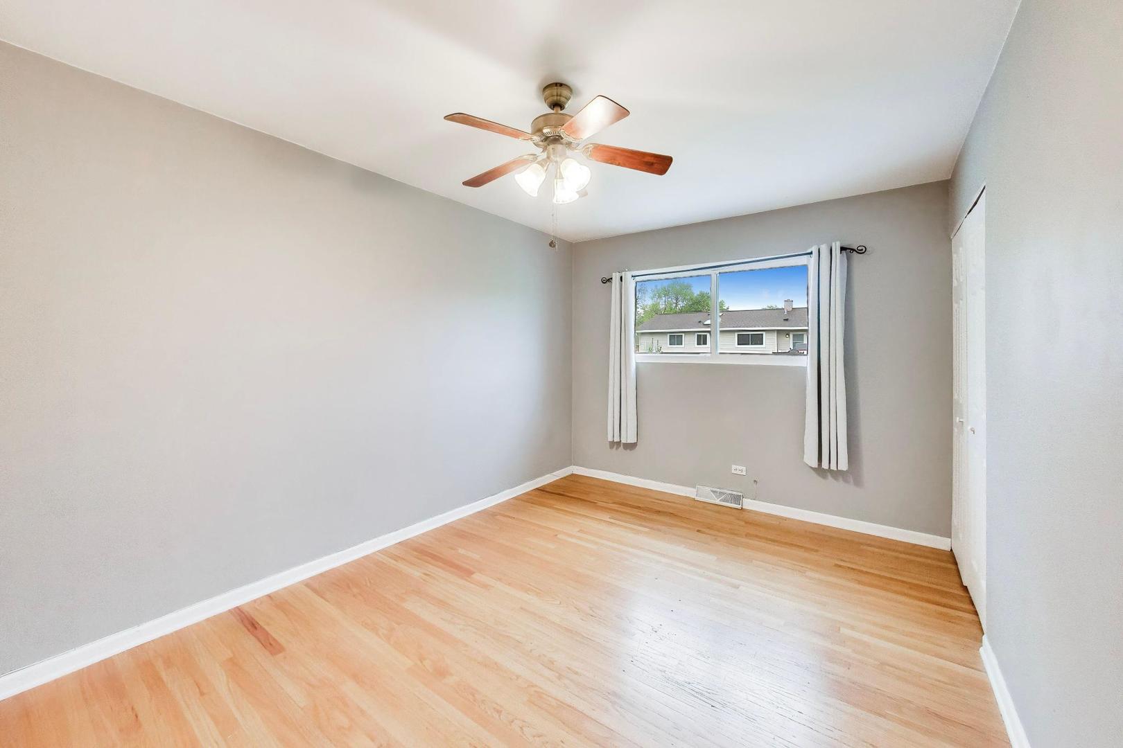 1061 E Sayles Drive, Palatine, IL 60074