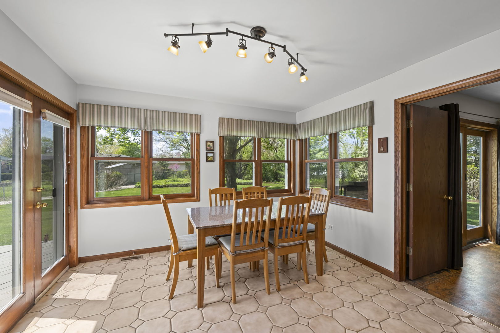 59 Sylvan Court, Elk Grove Village, IL 60007