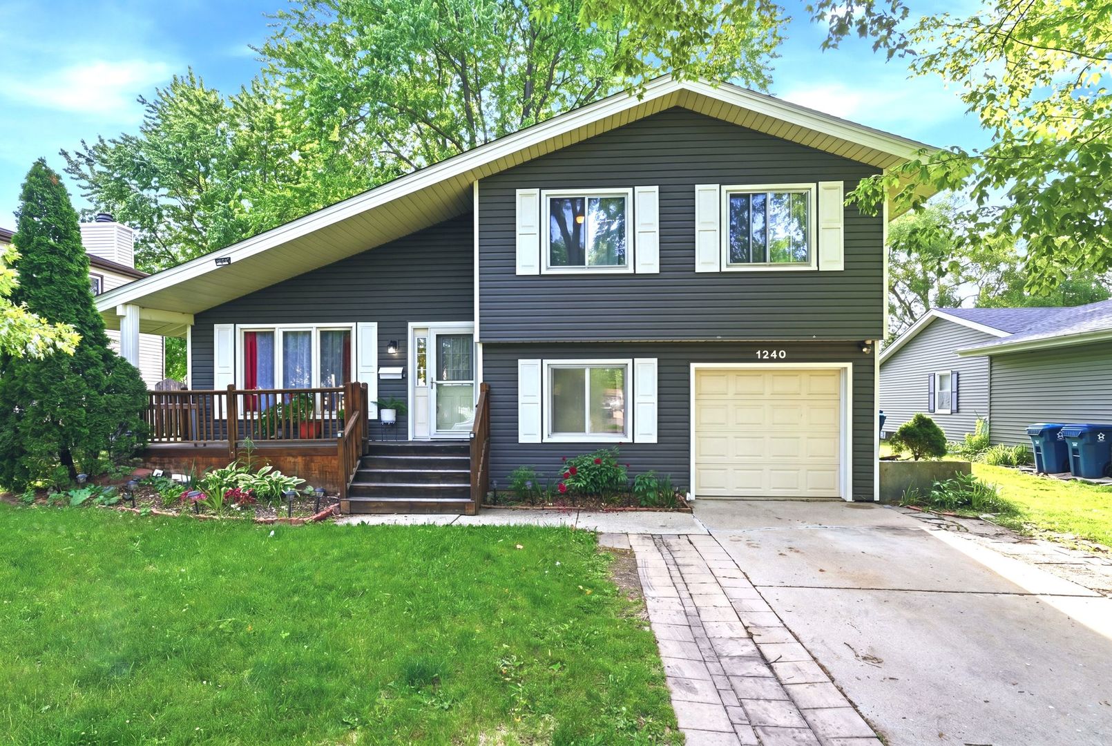 1240 Foxcroft Drive, Aurora, IL 60506