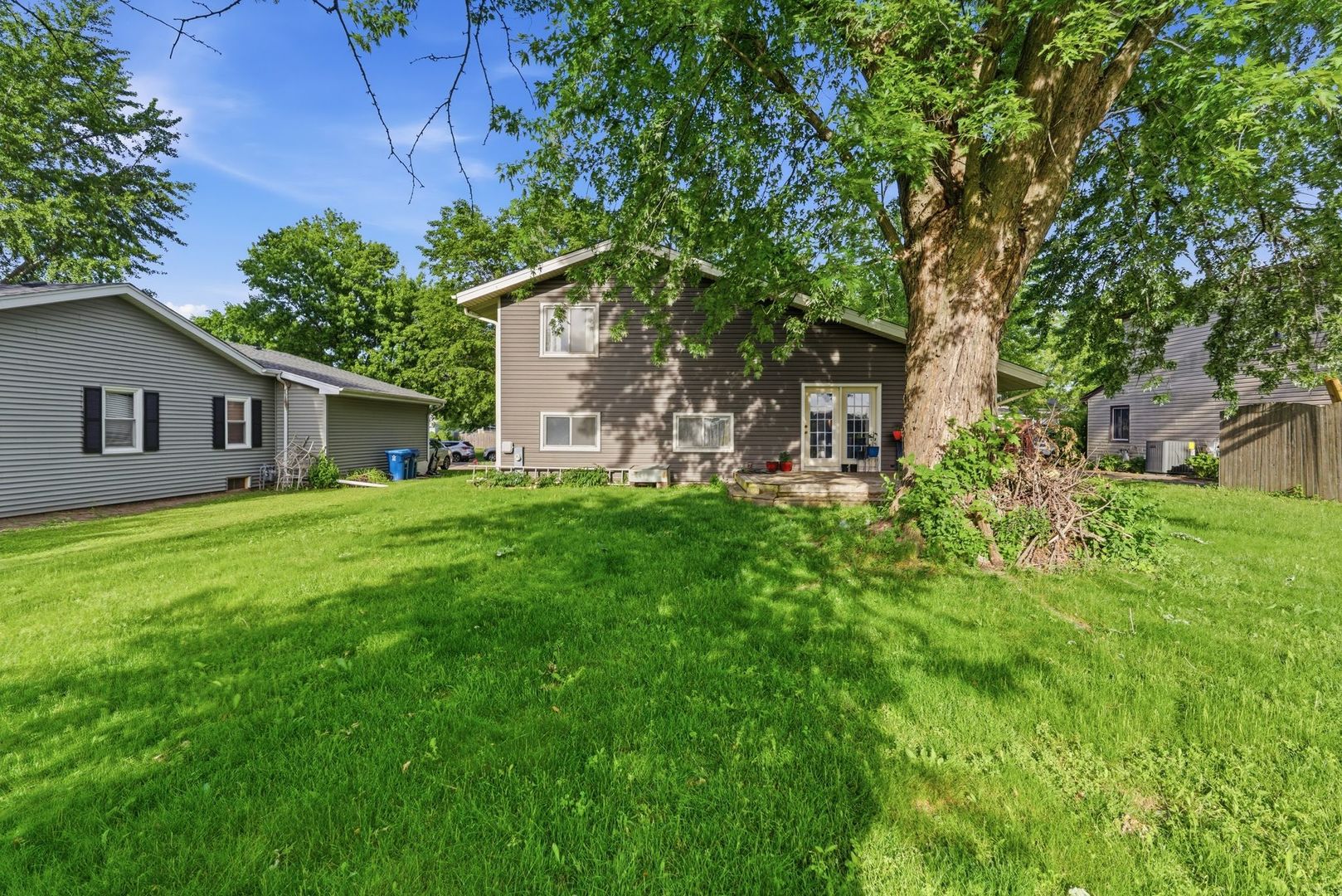 1240 Foxcroft Drive, Aurora, IL 60506