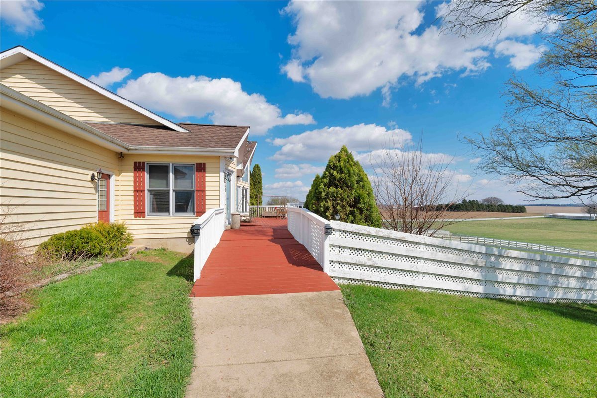 17207 Chase Road, DeKalb, IL 60115