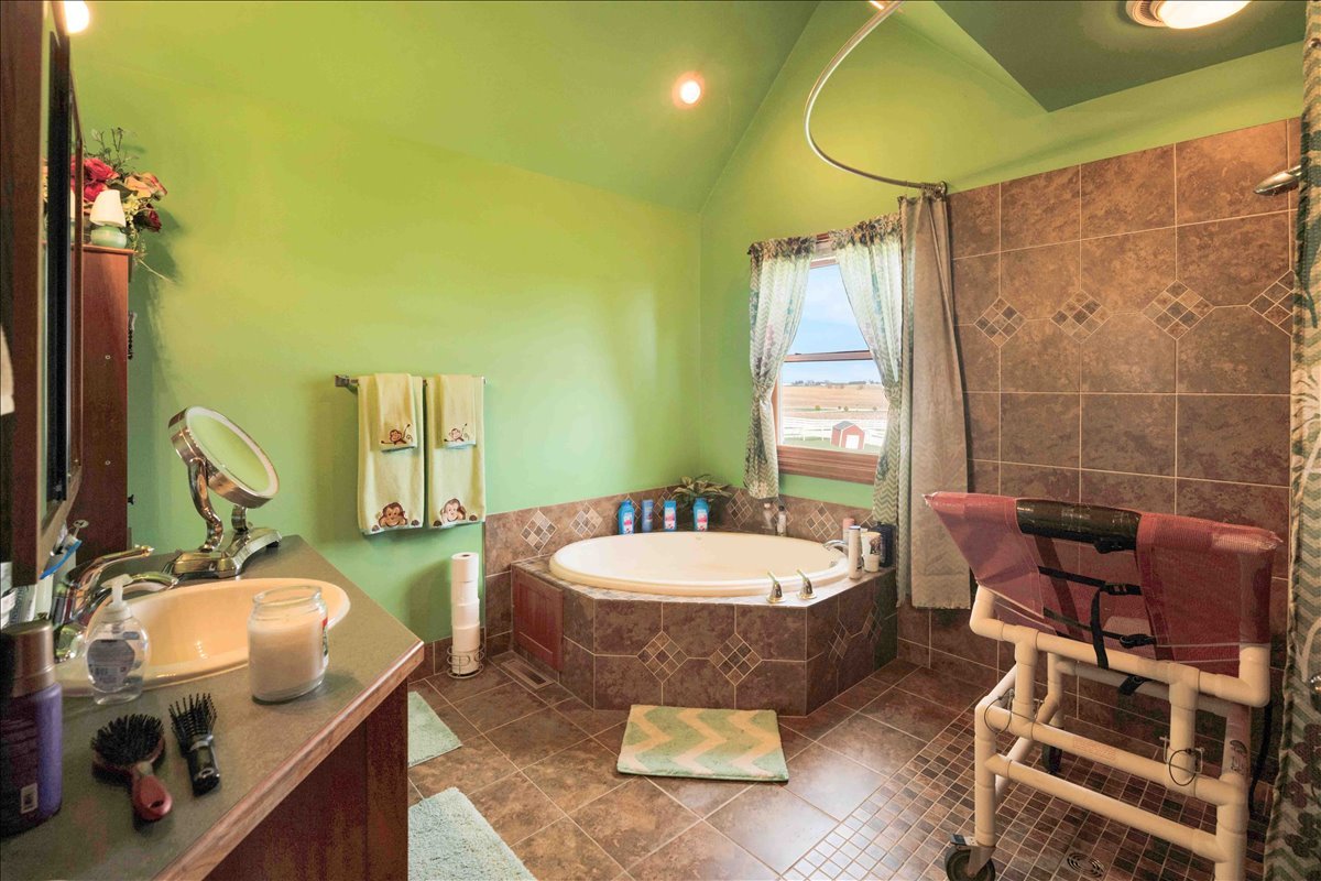 17207 Chase Road, DeKalb, IL 60115