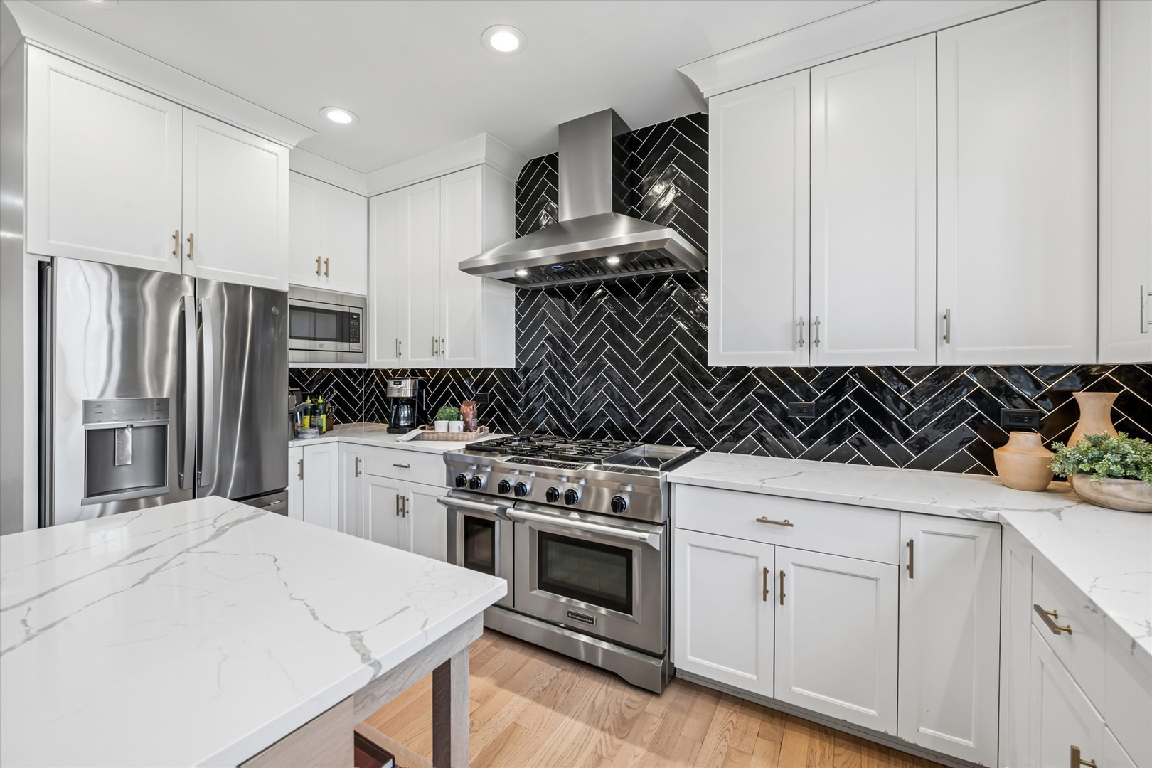 383 N Larch Avenue, Elmhurst, IL 60126