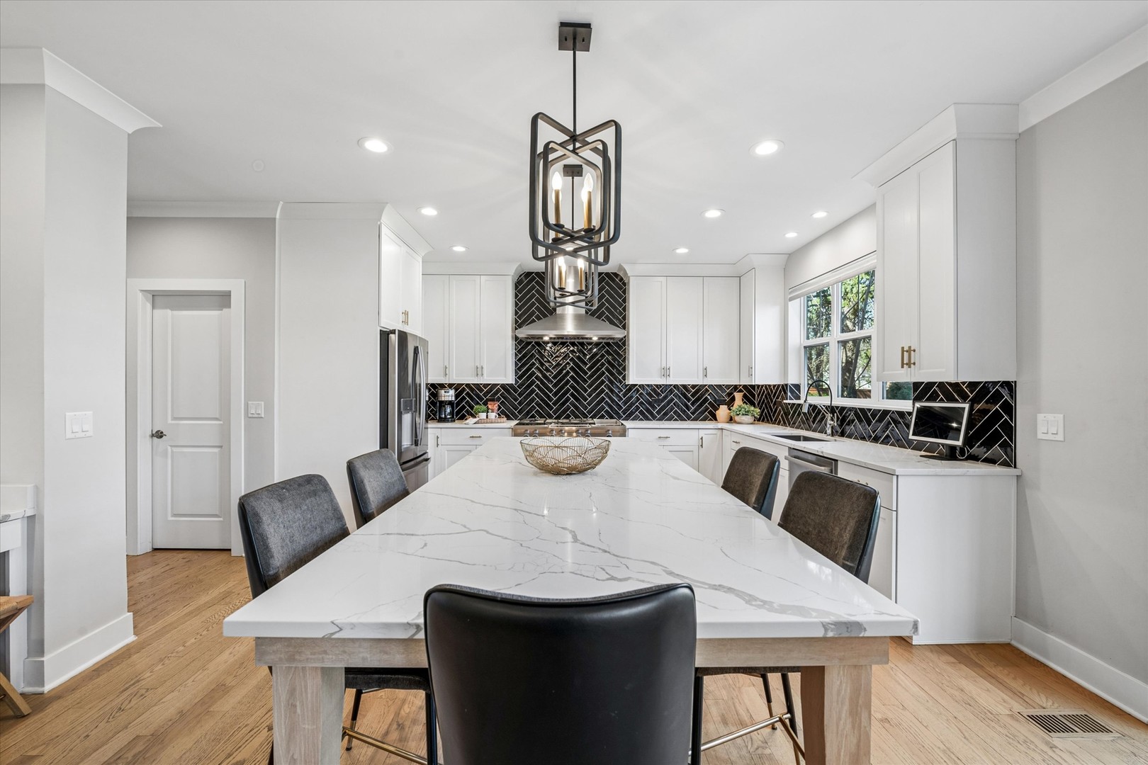 383 N Larch Avenue, Elmhurst, IL 60126