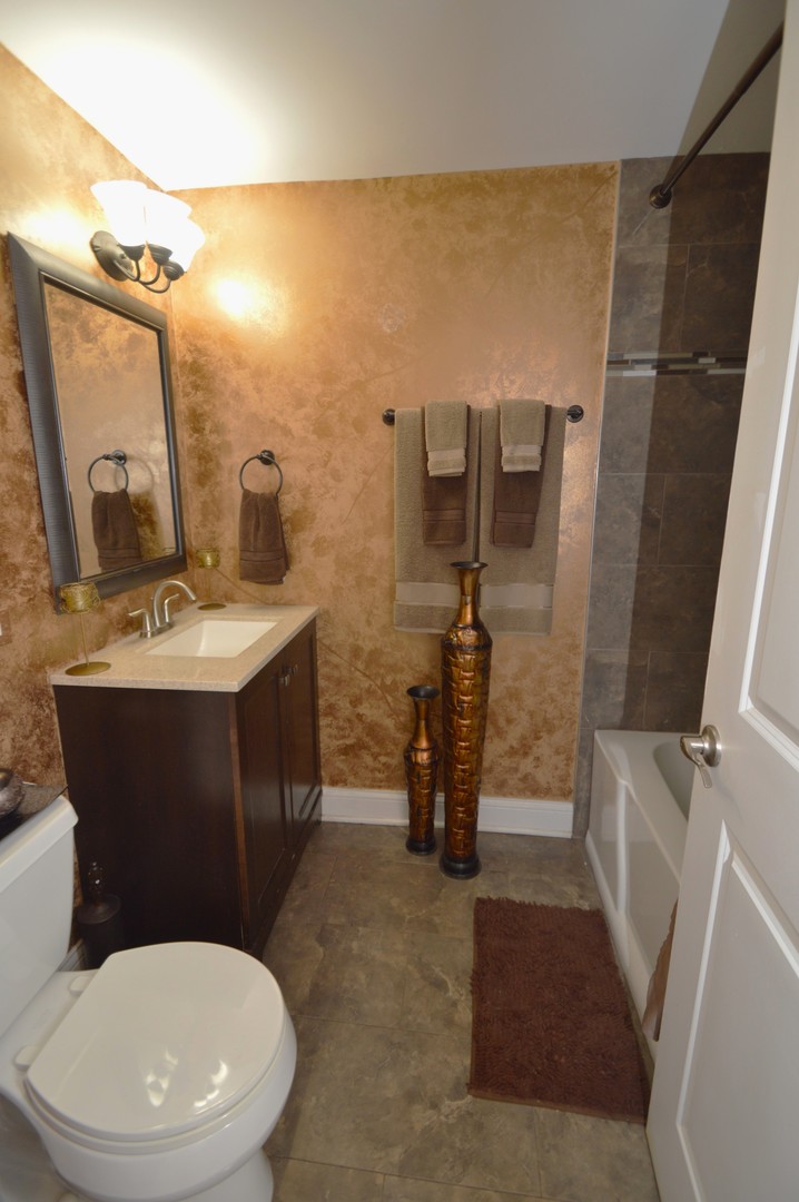 5400 Walnut Avenue #111, Downers Grove, IL 60515