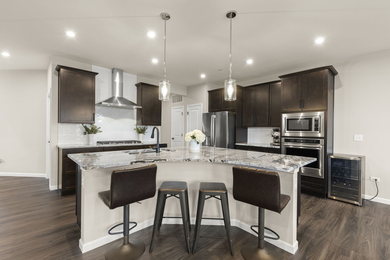 2220 Weatherbee Lane, Naperville, IL 60563