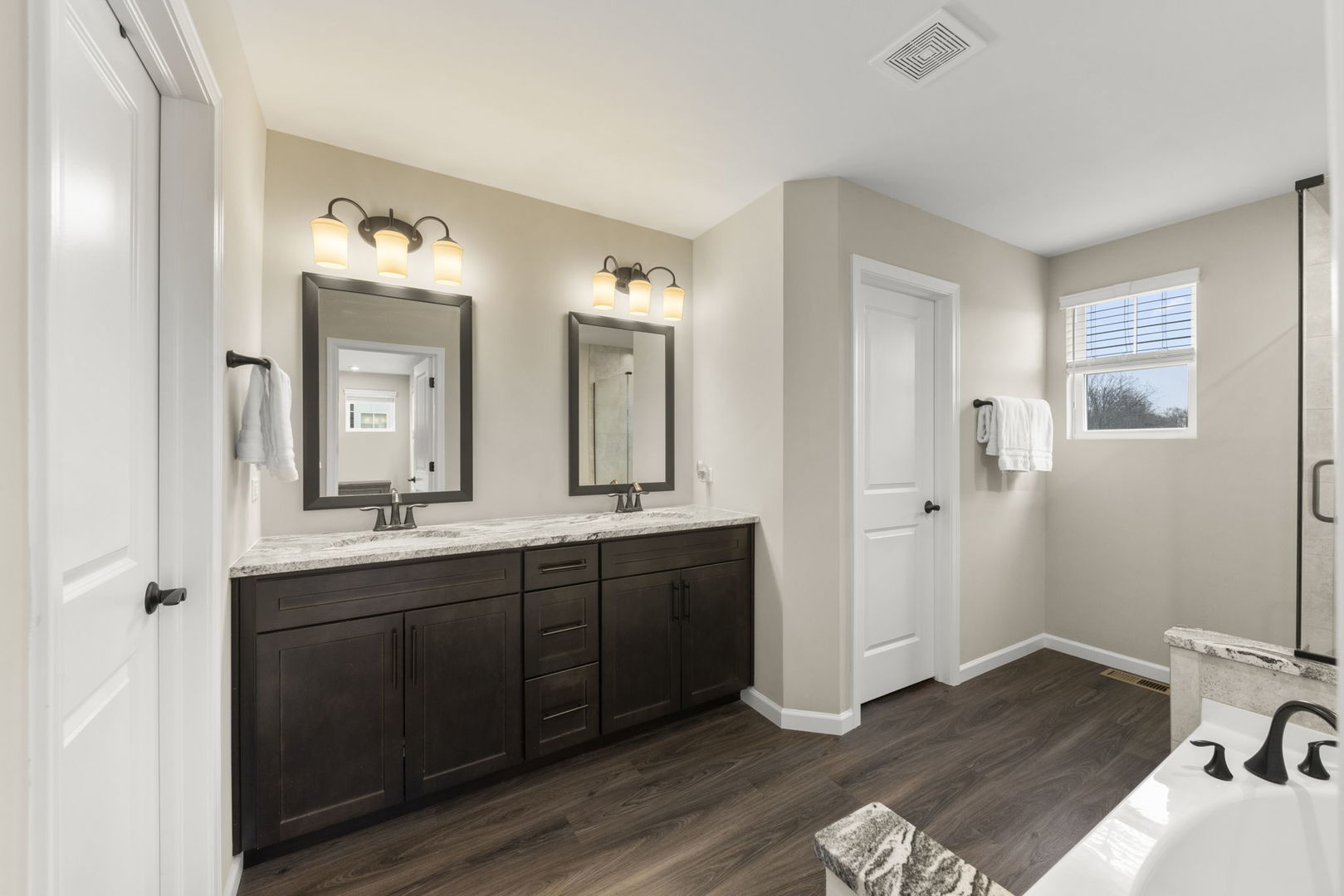 2220 Weatherbee Lane, Naperville, IL 60563