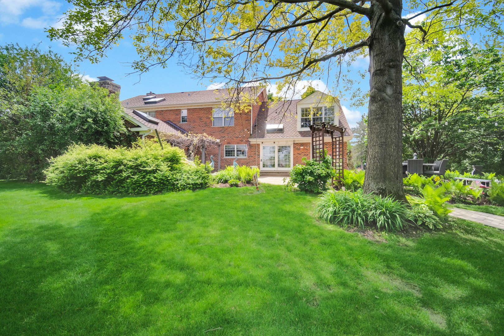 355 Trinity Lane, Oak Brook, IL 60523