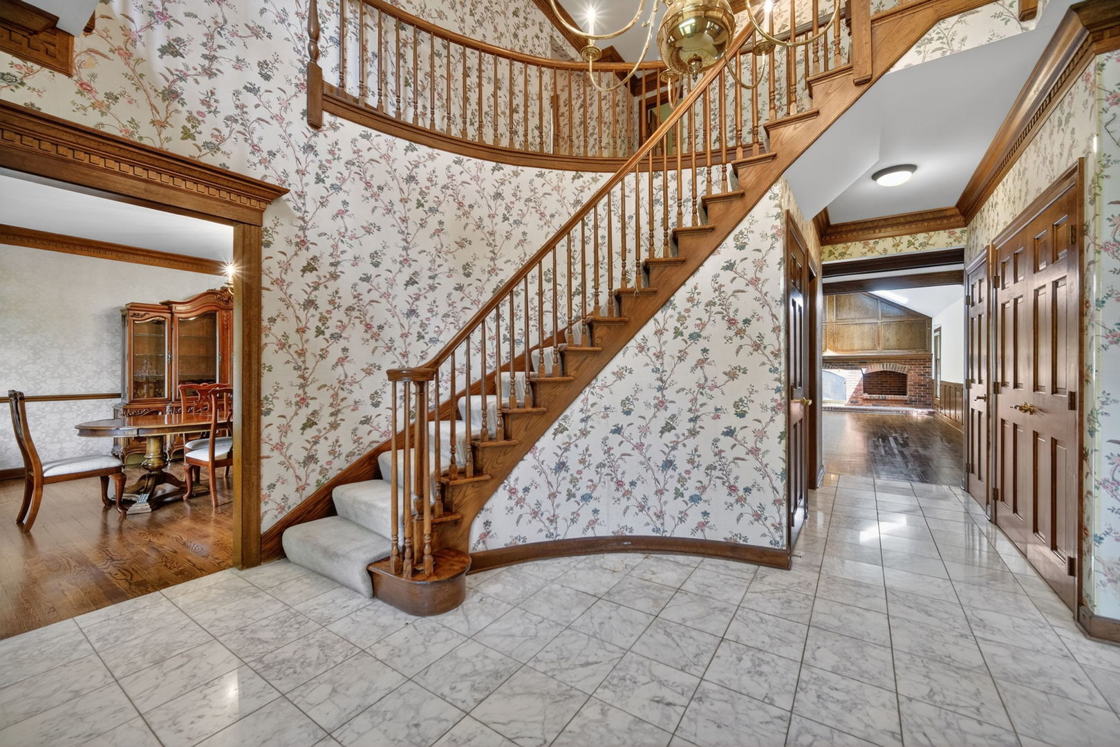 355 Trinity Lane, Oak Brook, IL 60523