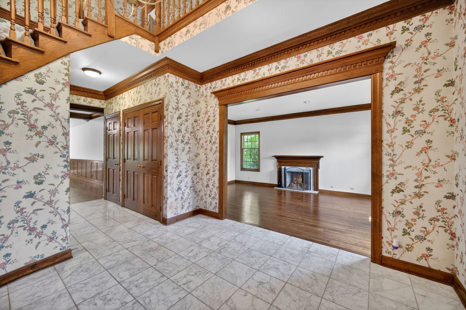 355 Trinity Lane, Oak Brook, IL 60523