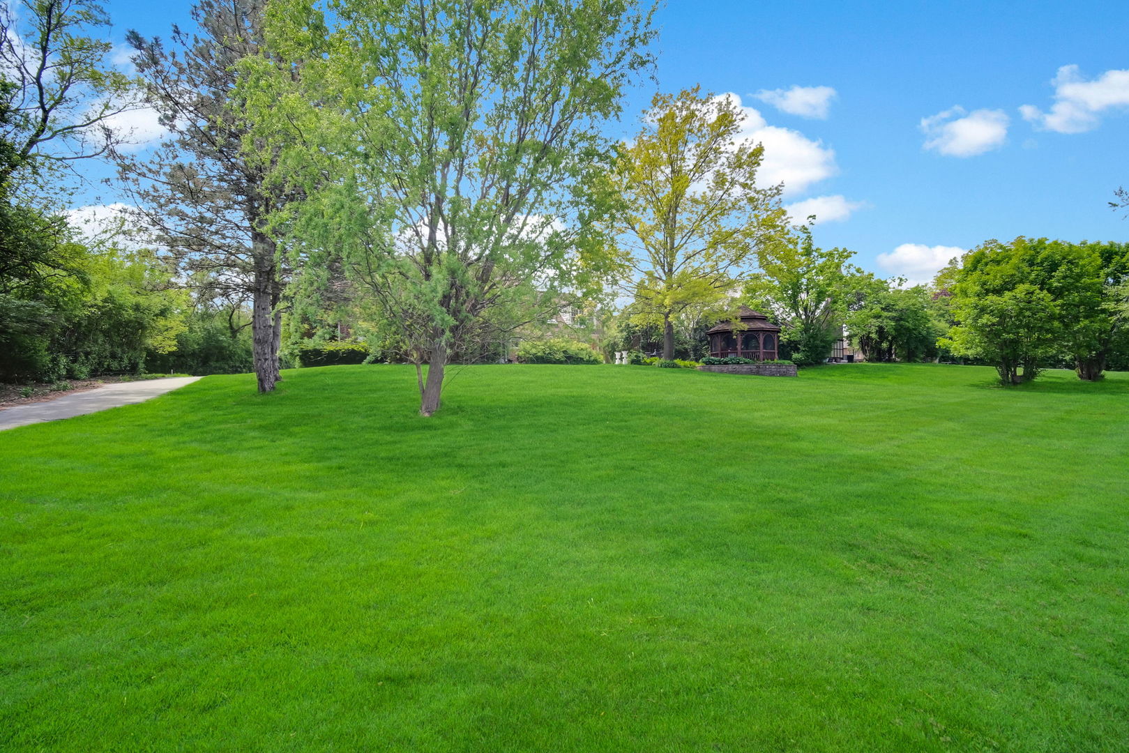355 Trinity Lane, Oak Brook, IL 60523