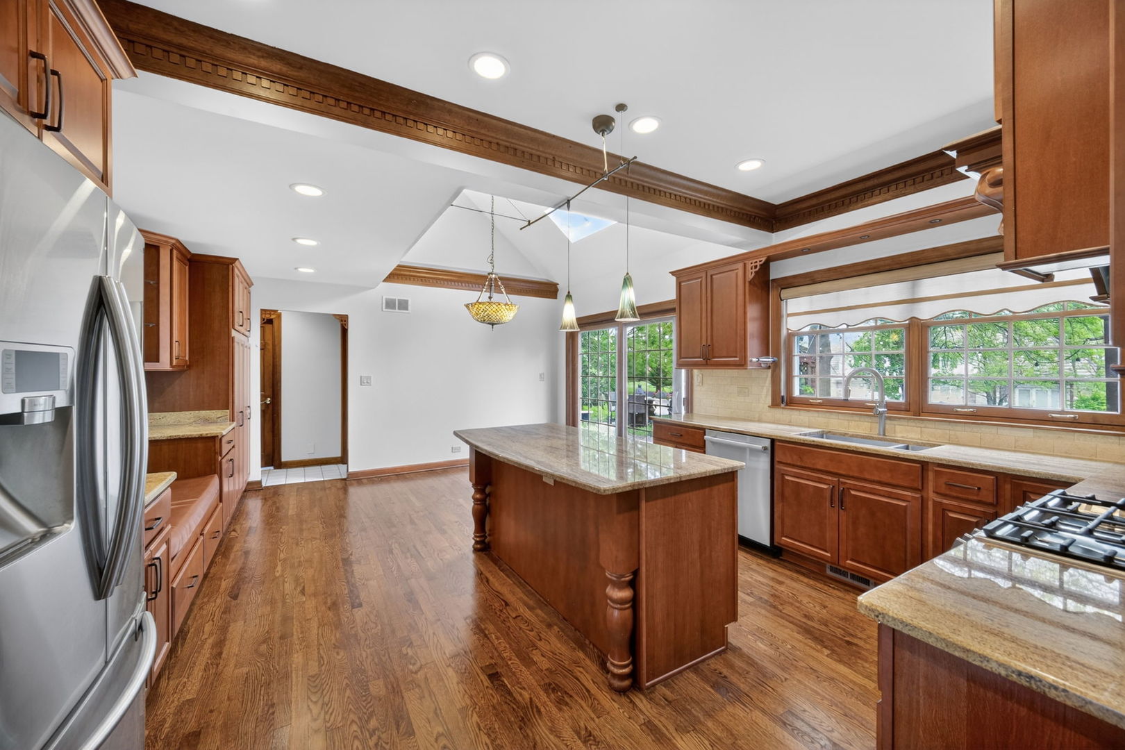 355 Trinity Lane, Oak Brook, IL 60523