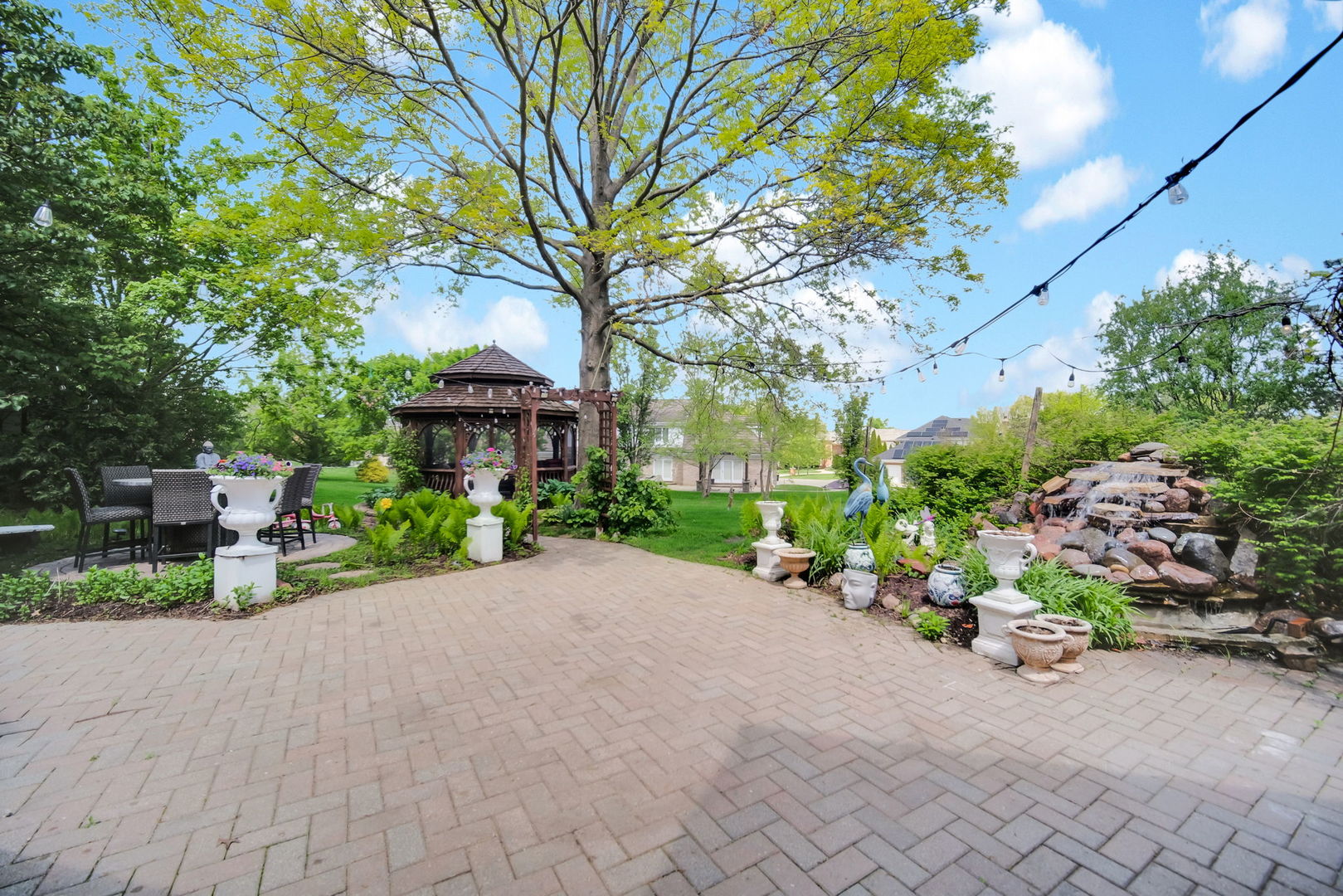 355 Trinity Lane, Oak Brook, IL 60523