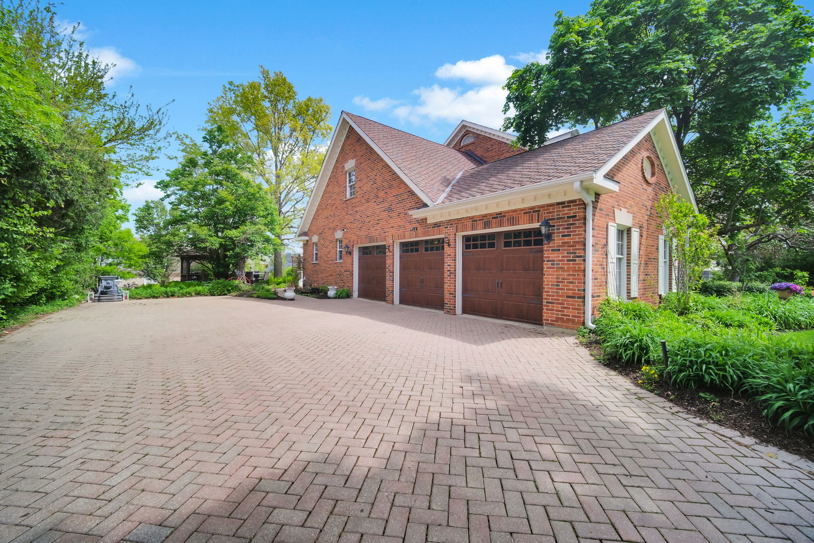 355 Trinity Lane, Oak Brook, IL 60523