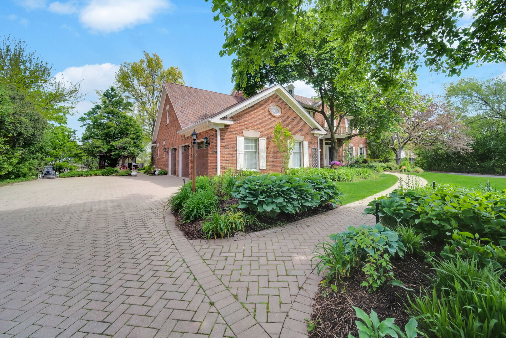 355 Trinity Lane, Oak Brook, IL 60523