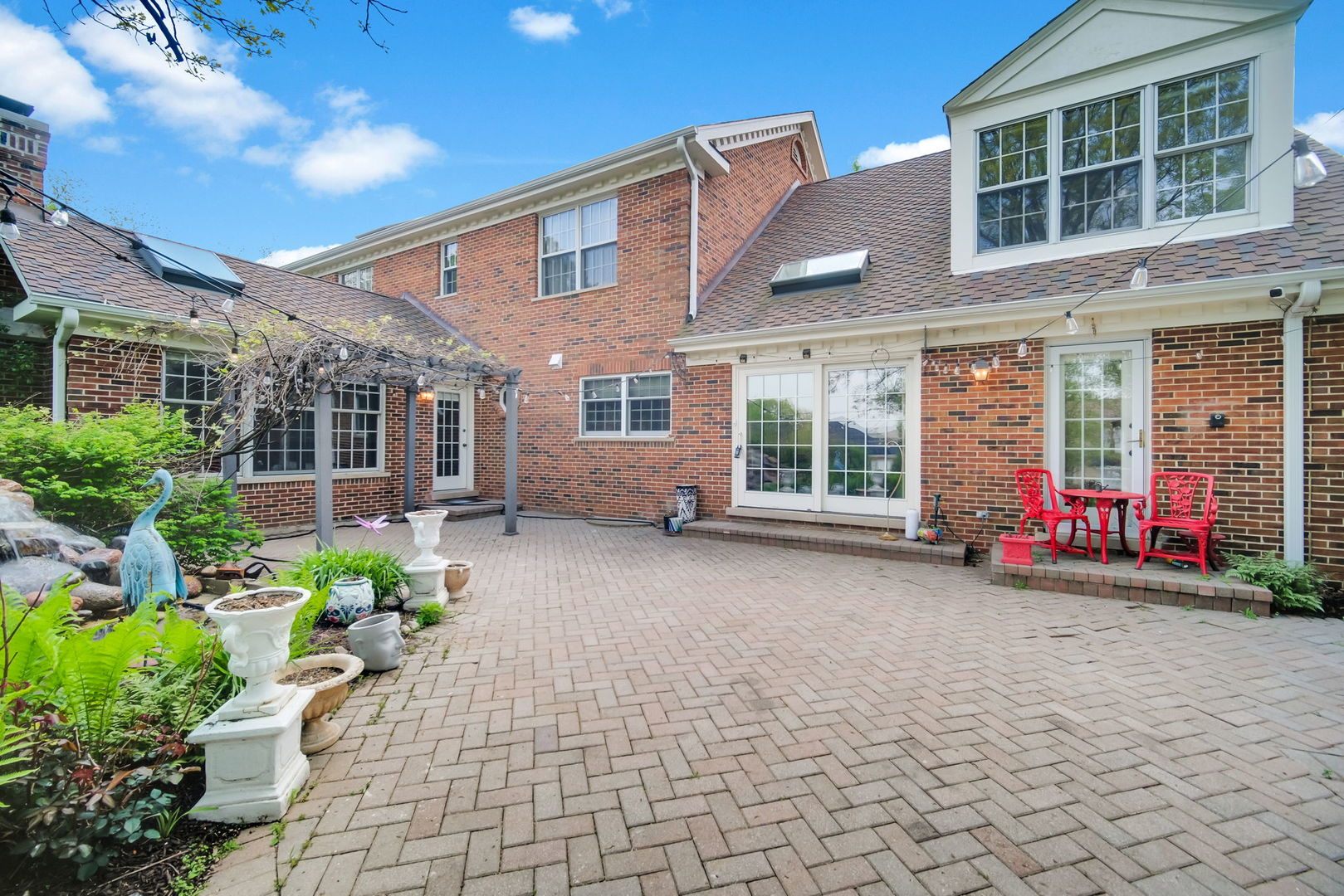 355 Trinity Lane, Oak Brook, IL 60523