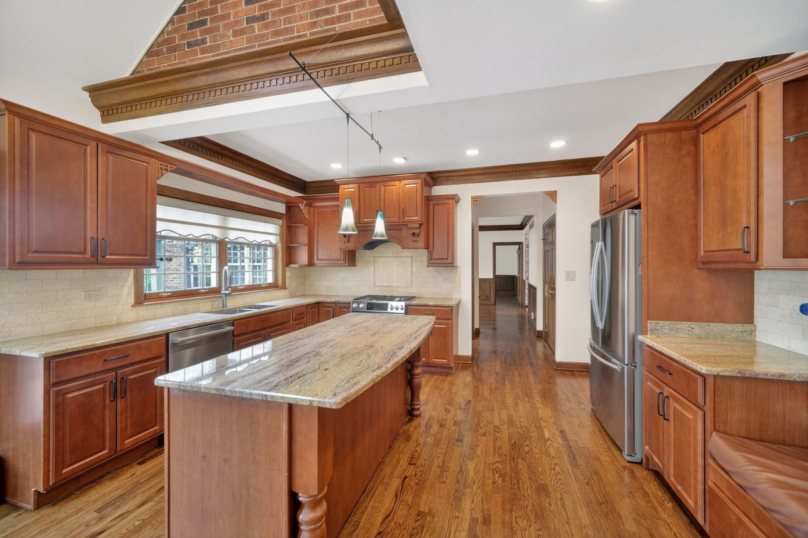 355 Trinity Lane, Oak Brook, IL 60523