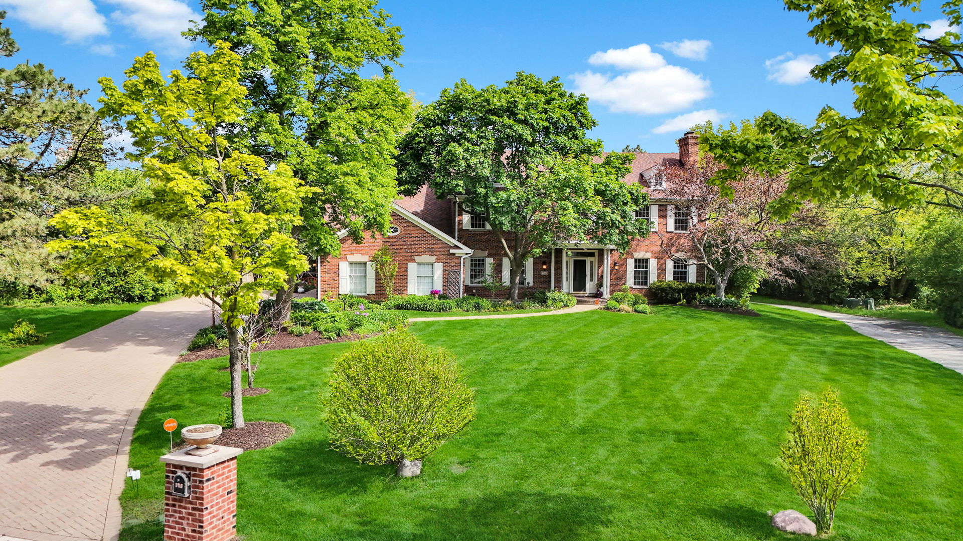 355 Trinity Lane, Oak Brook, IL 60523
