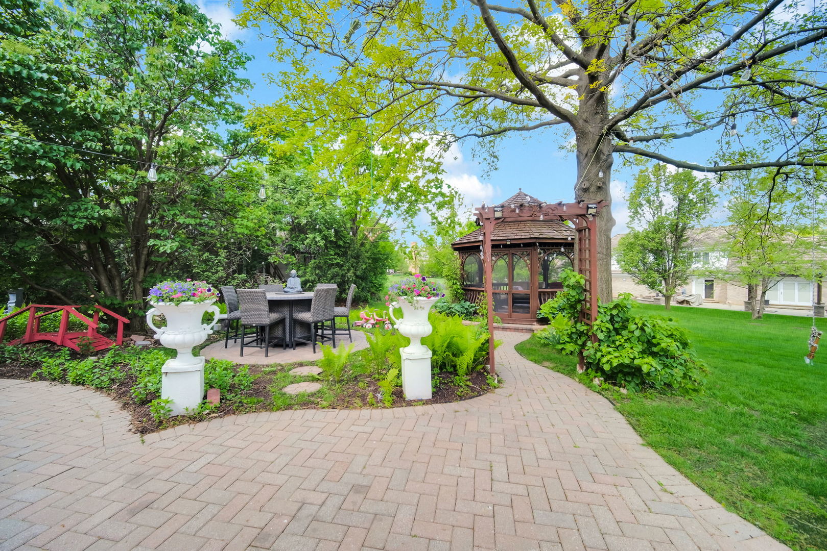 355 Trinity Lane, Oak Brook, IL 60523