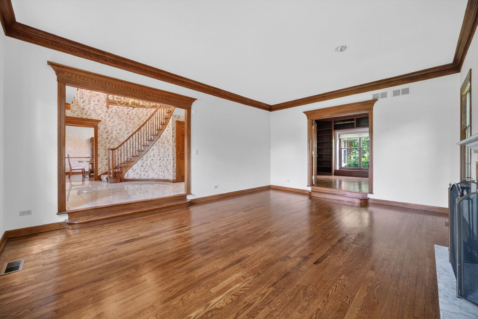 355 Trinity Lane, Oak Brook, IL 60523