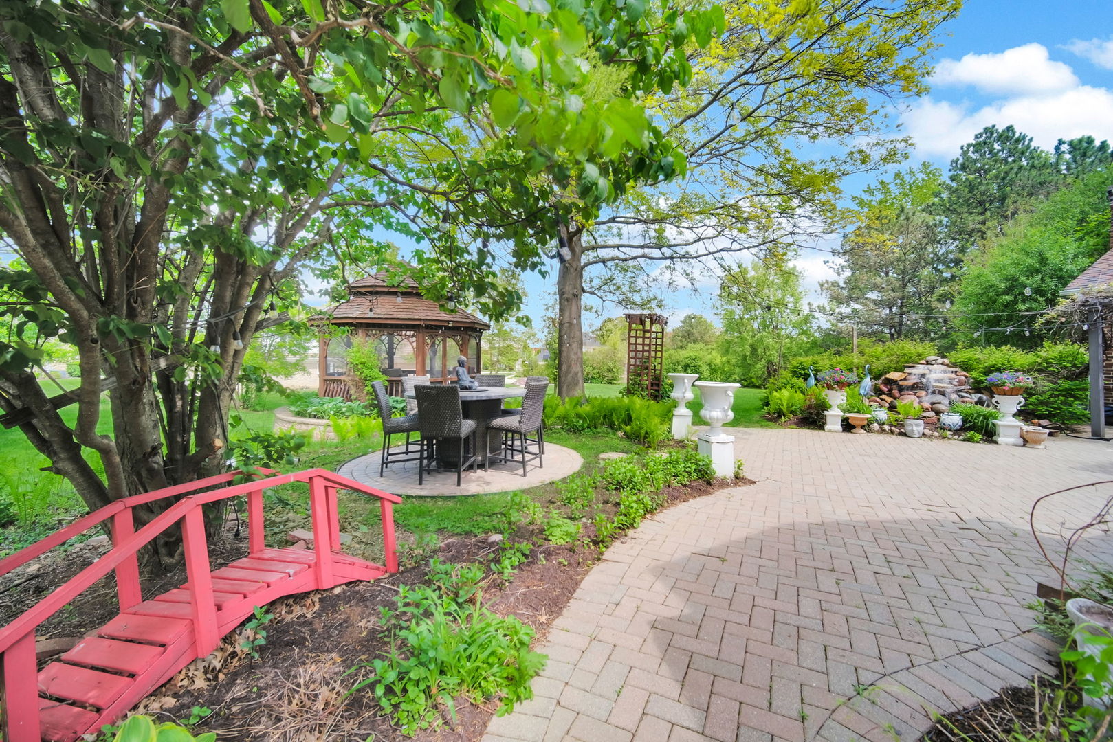 355 Trinity Lane, Oak Brook, IL 60523