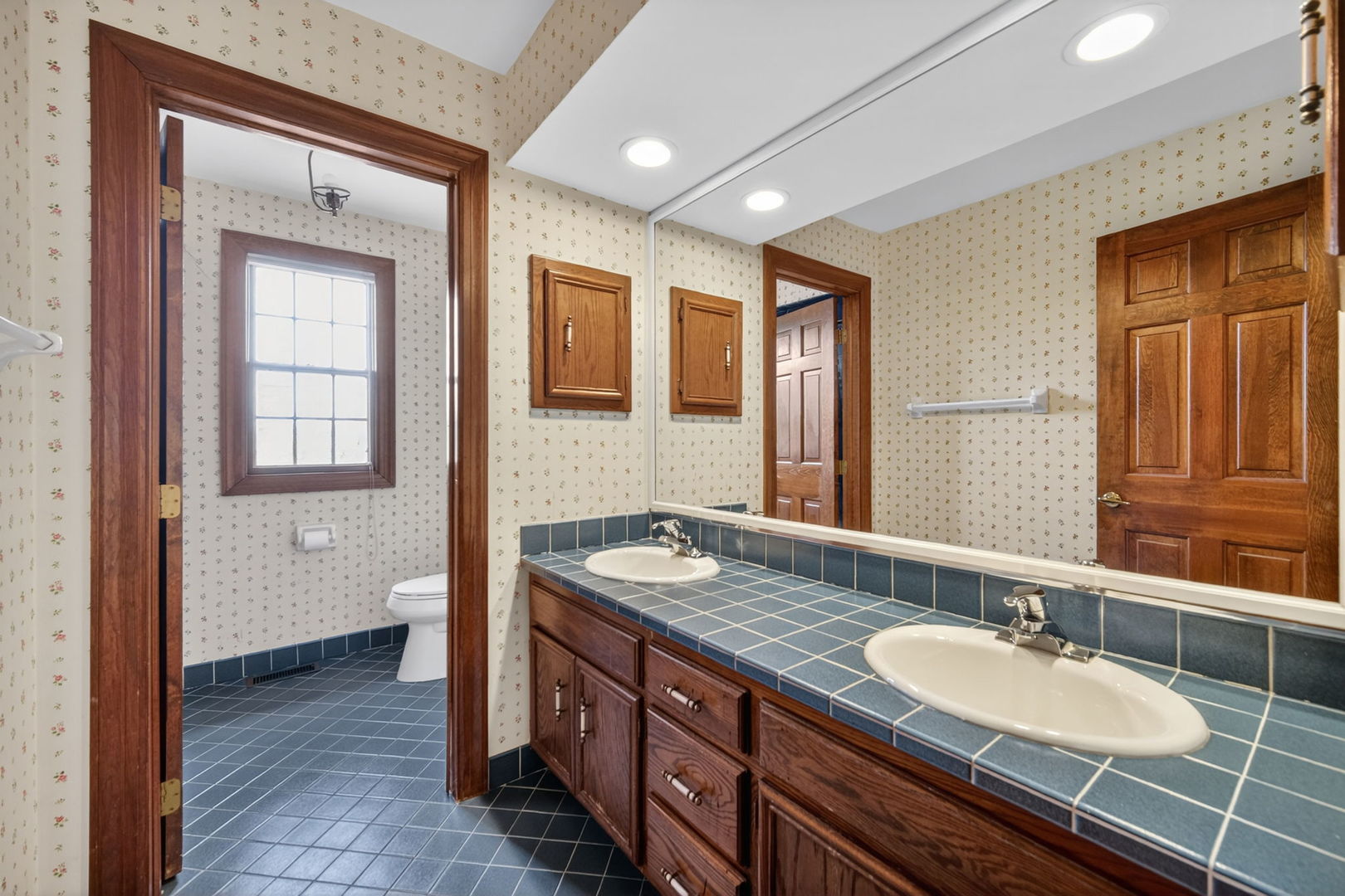 355 Trinity Lane, Oak Brook, IL 60523