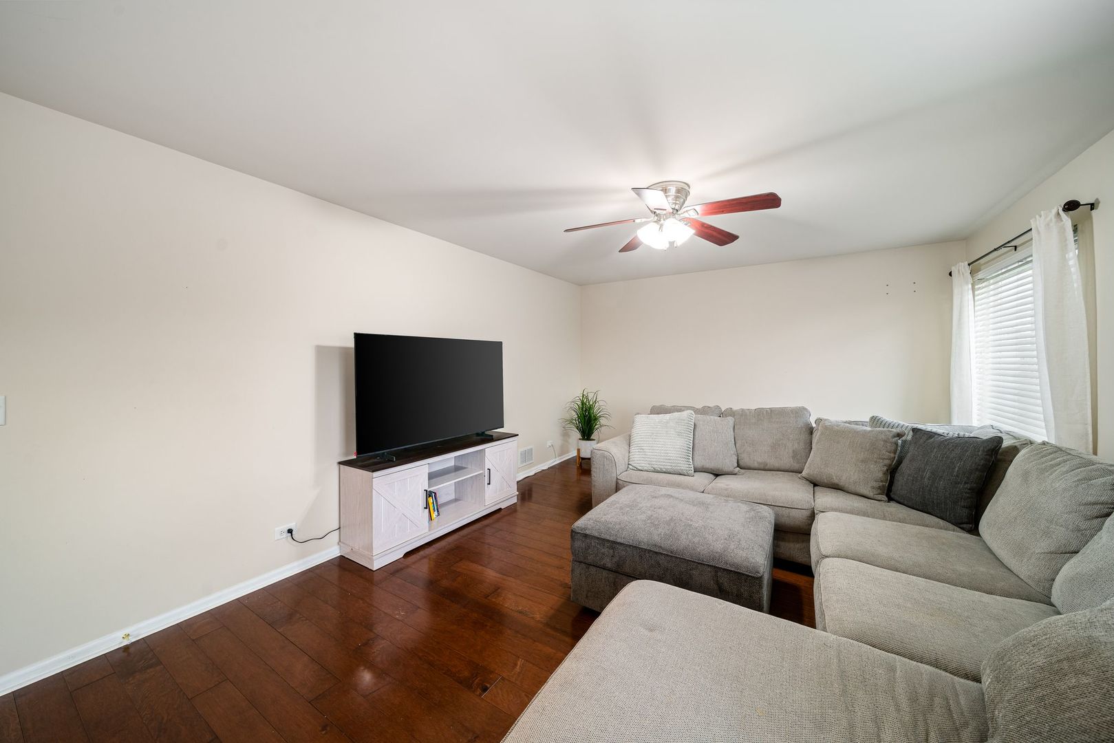 39371 Crofton Lane, Beach Park, IL 60083