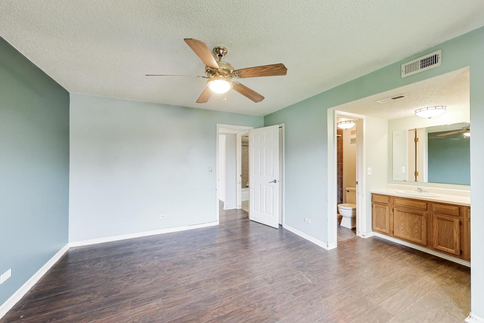 2221 WHARF Drive #208, Woodridge, IL 60517