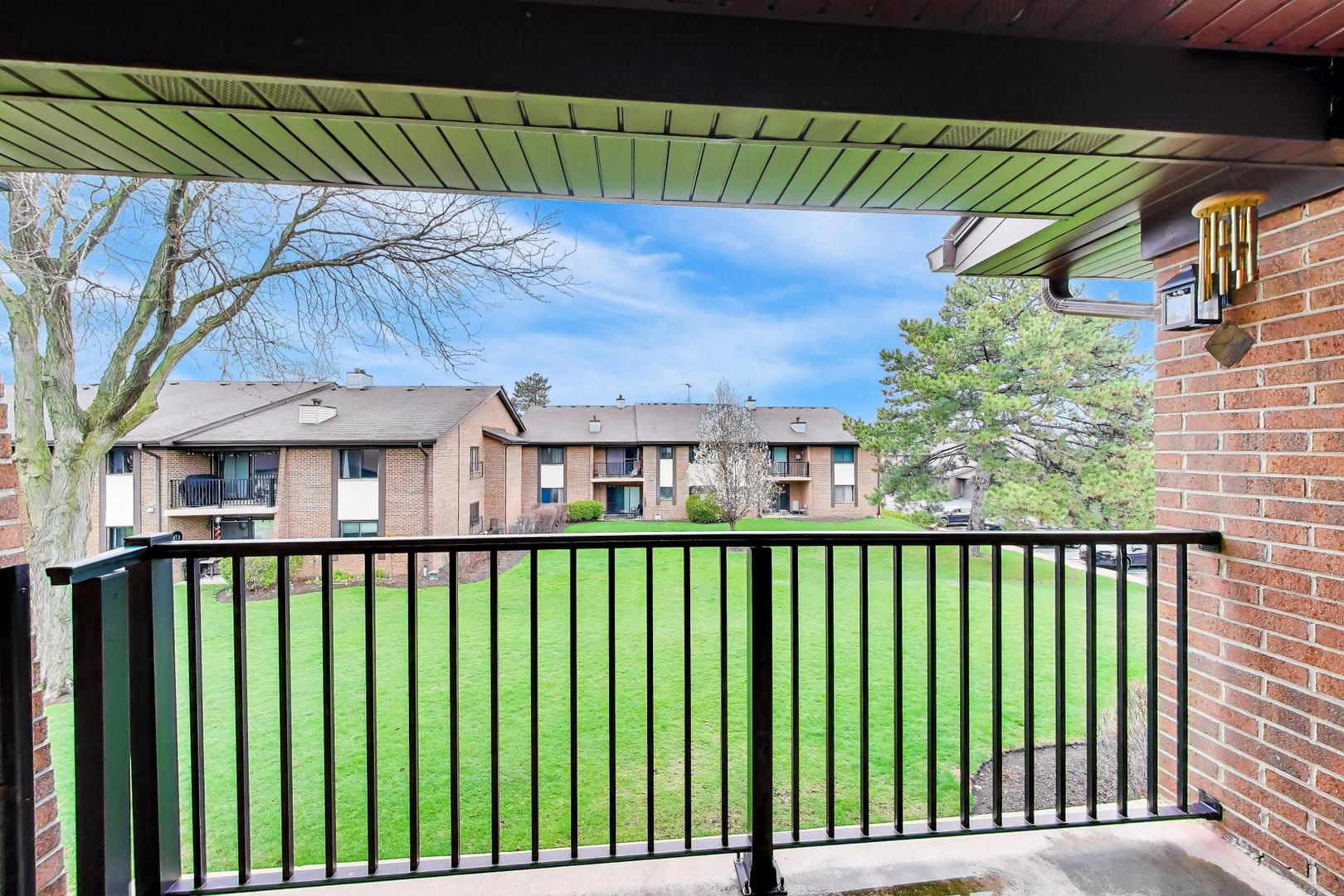 2221 WHARF Drive #208, Woodridge, IL 60517