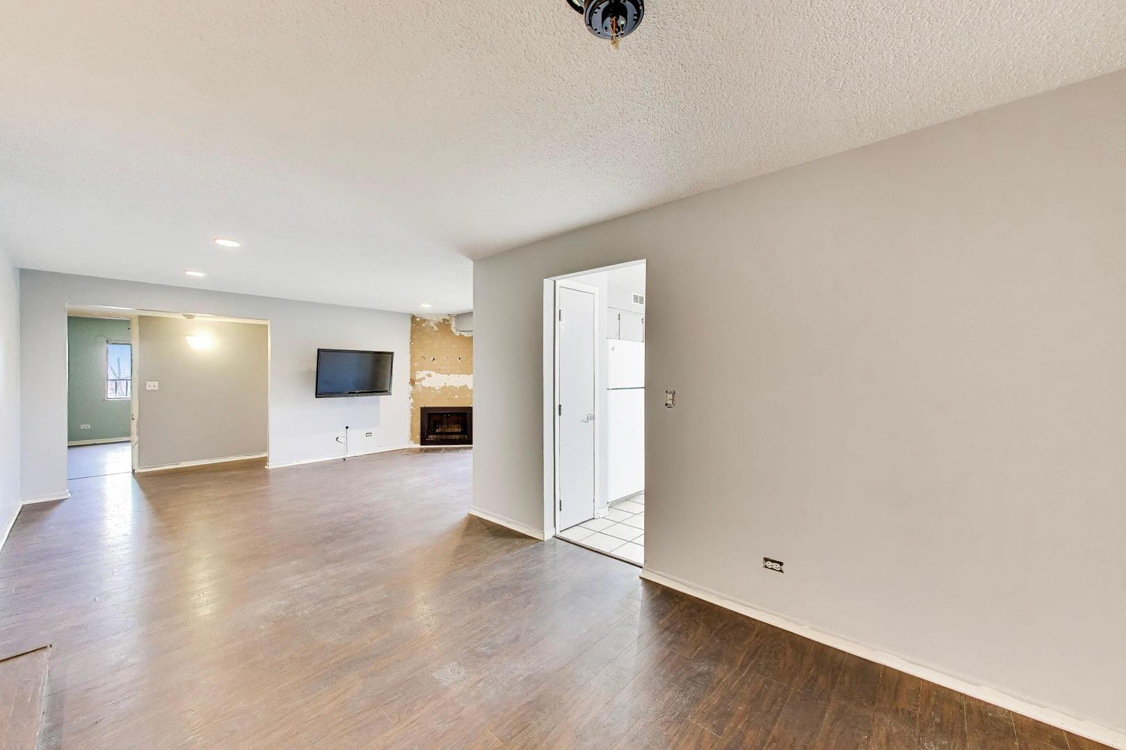 2221 WHARF Drive #208, Woodridge, IL 60517