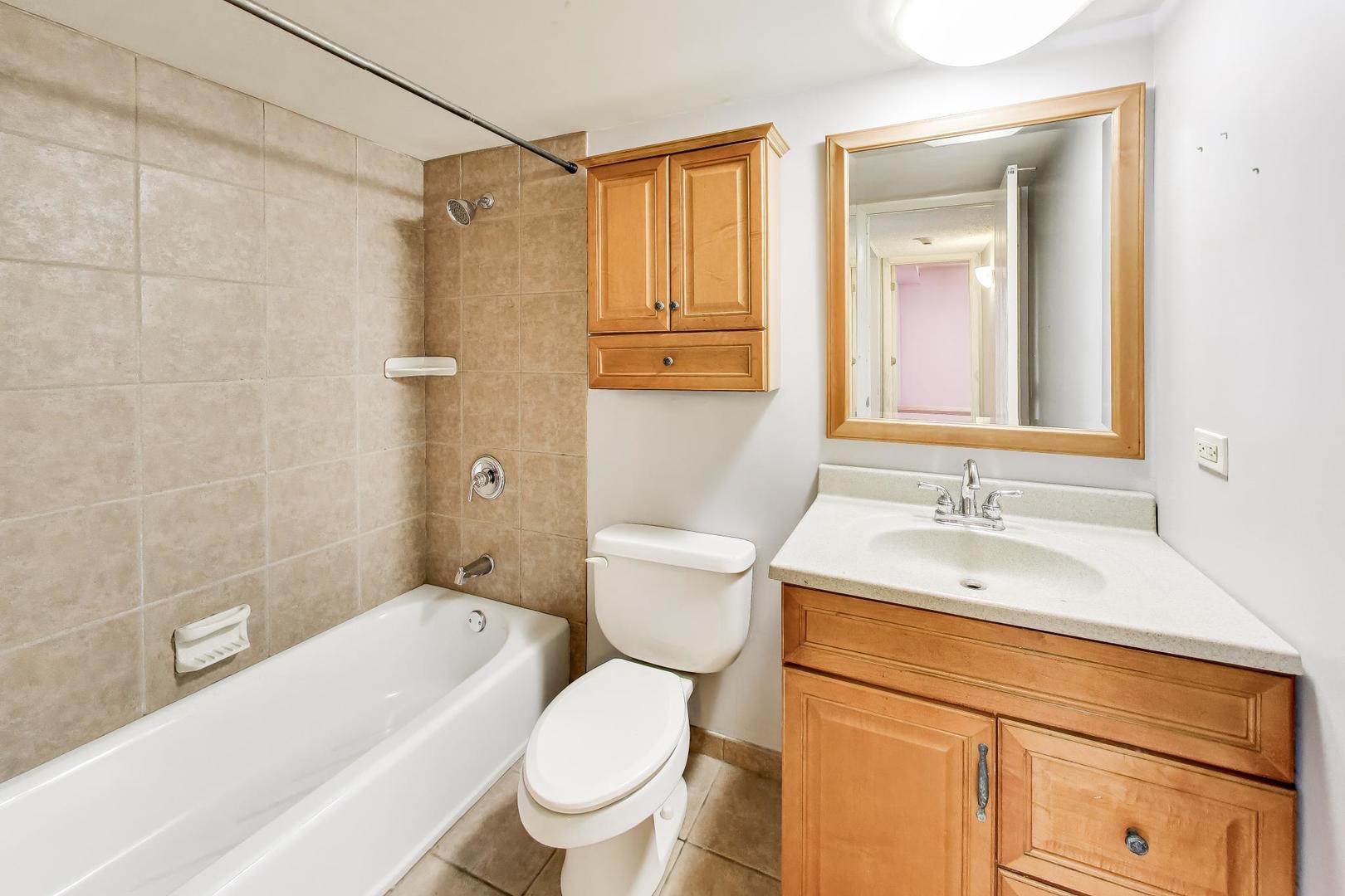 2221 WHARF Drive #208, Woodridge, IL 60517