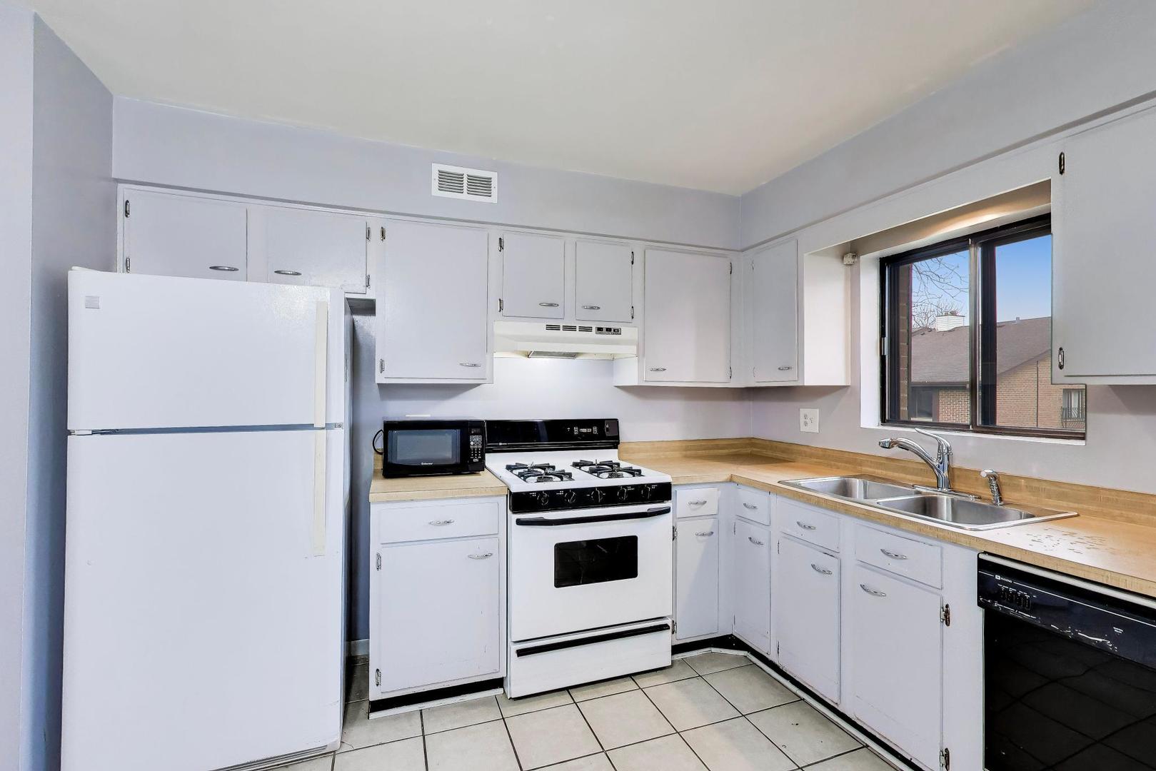 2221 WHARF Drive #208, Woodridge, IL 60517